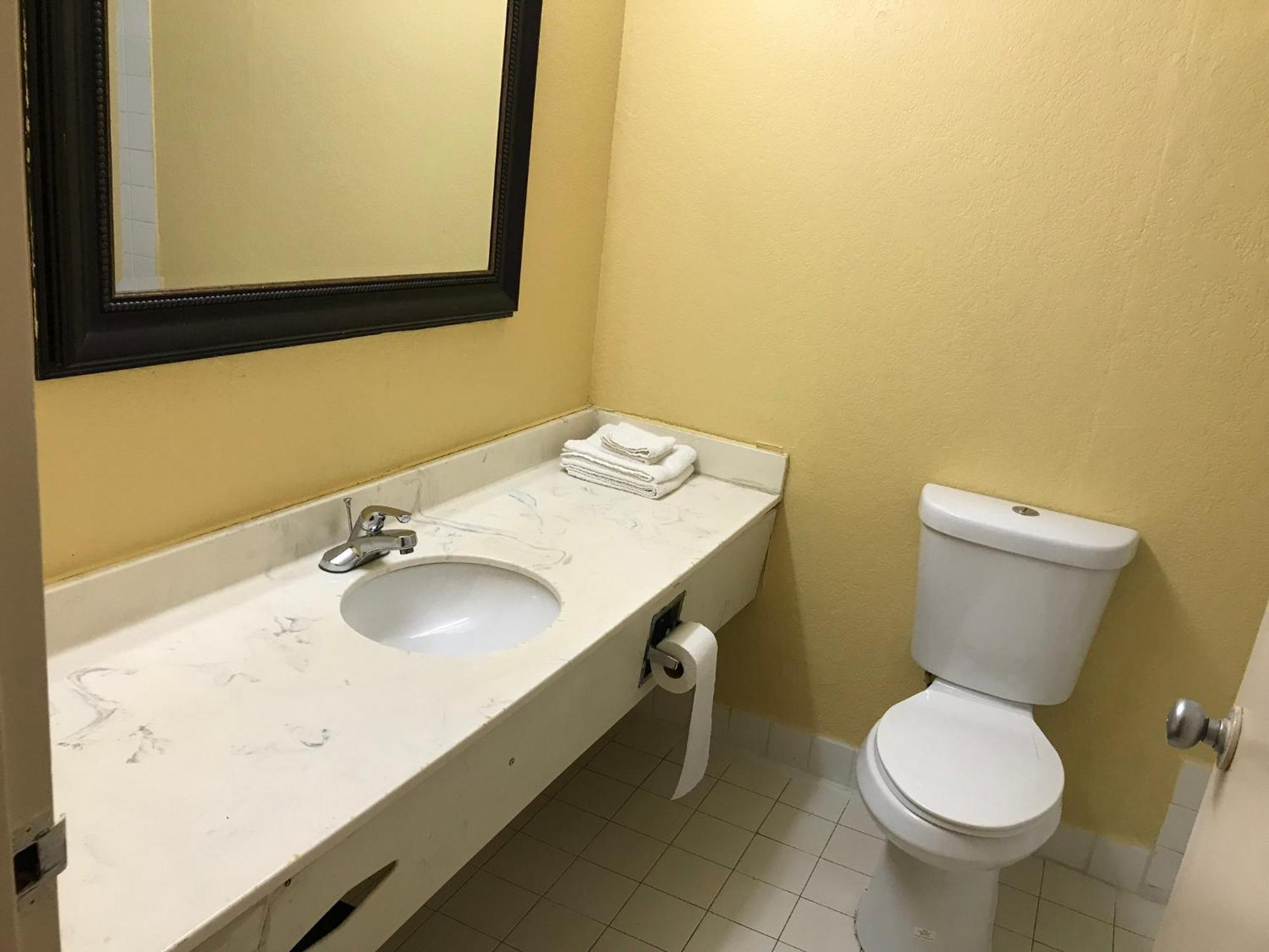 Economy 2* Fort Wayne